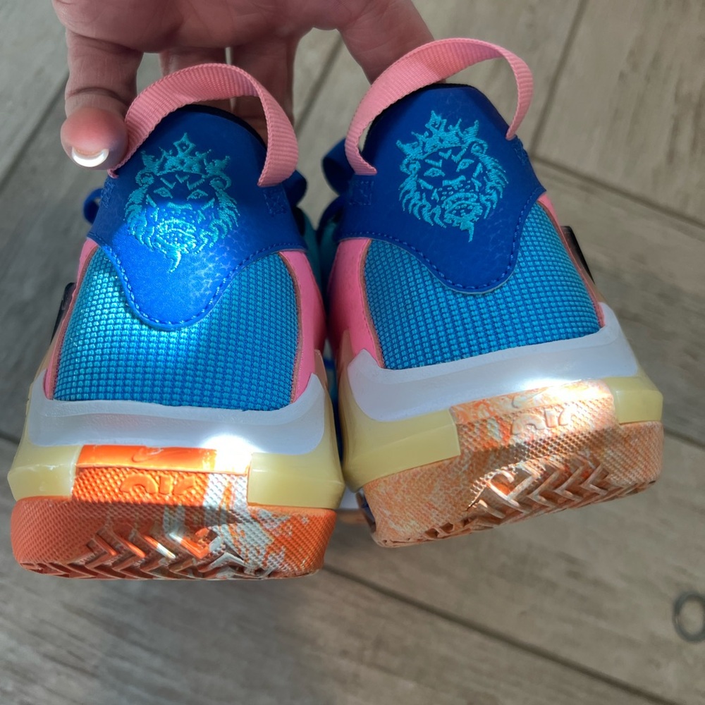 Kids LeBron Nike witness 7 Blue and Pink basketball Shoes - Picture 3 of 8